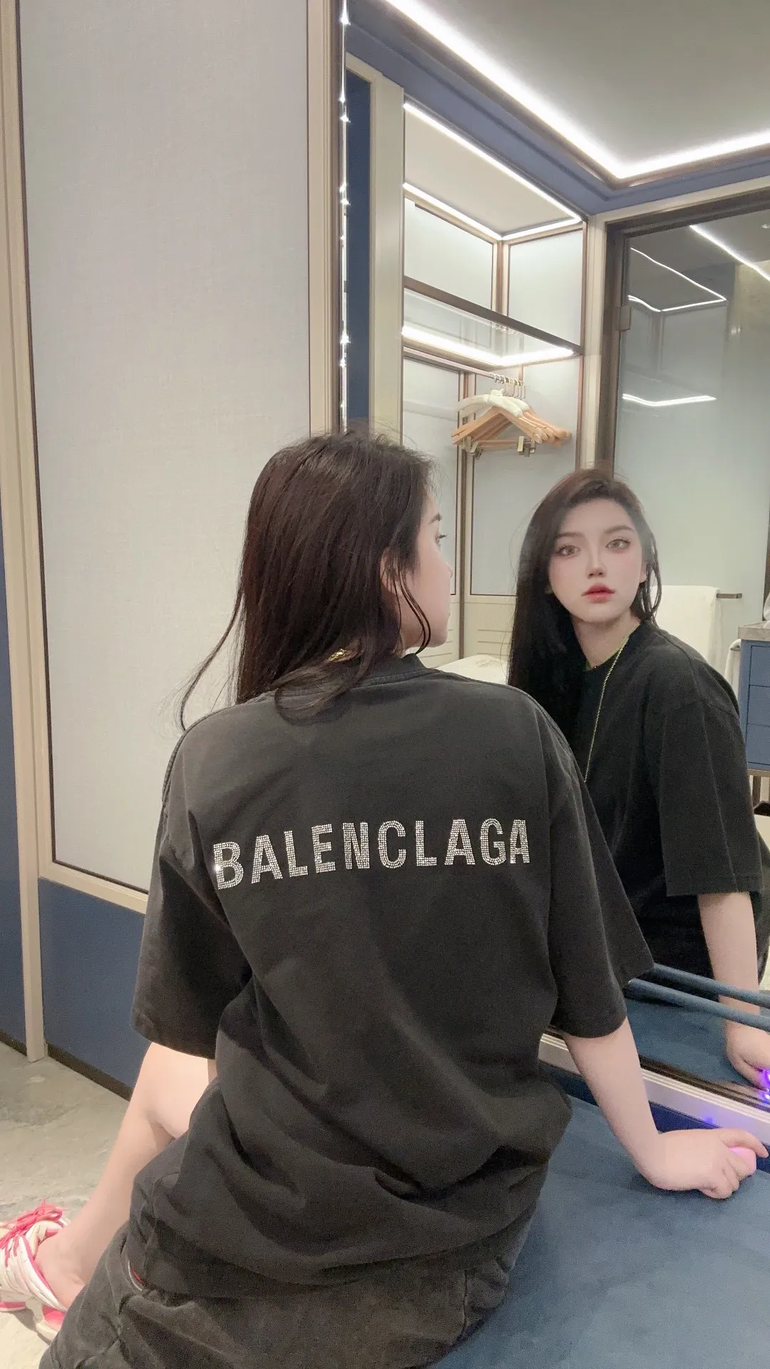 P80✨🔥 BALENCIAGA Paris hot diamond letter printed short-sleeved T-shirt. Custom-woven and dyed 280g combed cotton heavyweight fabric. Zero color difference in threads. Perfect details. Differentiate from the current currency version. Welcome to compare. Same Style for men and women. Must-sell in the picture above. Color: White Black Size: 1 2 3 4